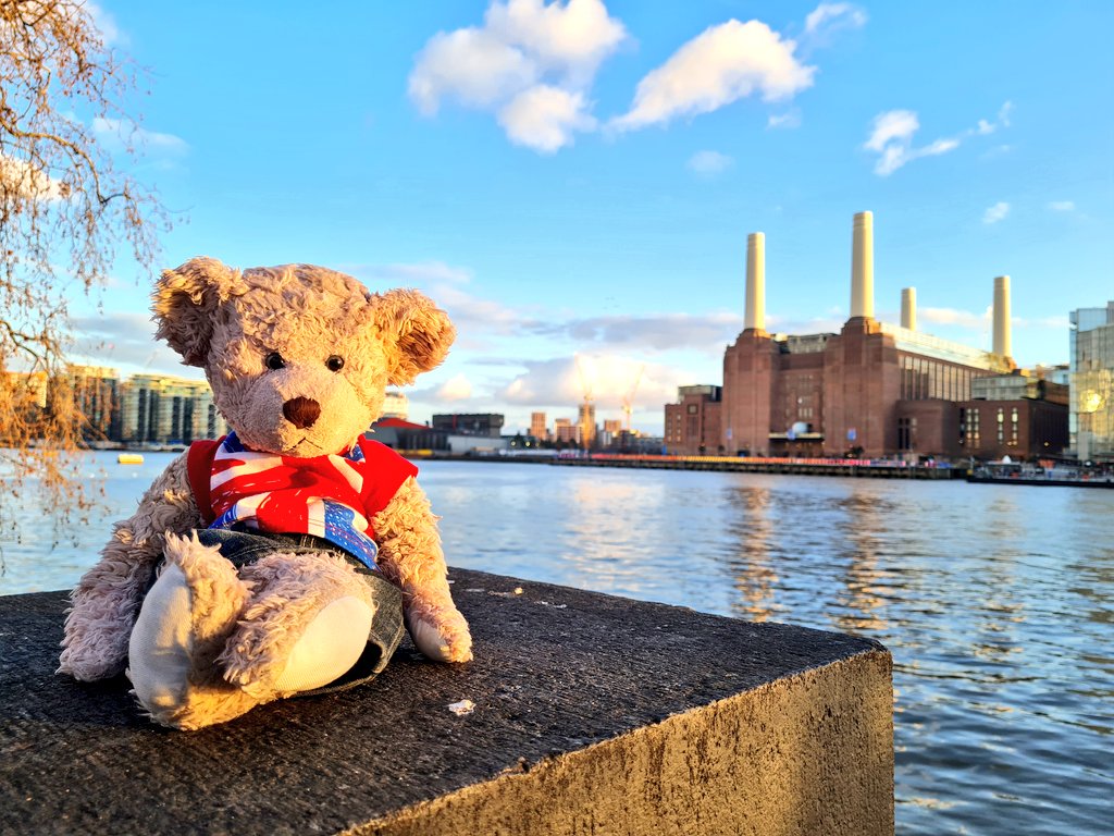 #batterseapowerstation #london this afternoon, but where is the 🐷?