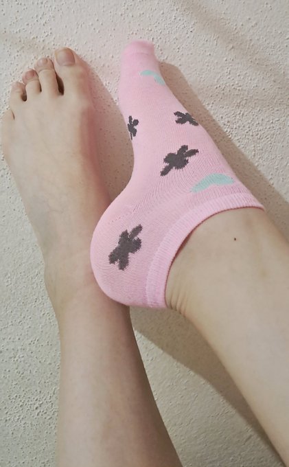 1 pic. Les gusta mis calcetines rosaditos ??
Yo los amo ?

#feetfinder @Feetfinder #feetfethish #feet