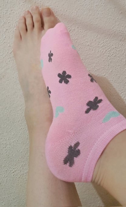 2 pic. Les gusta mis calcetines rosaditos ??
Yo los amo ?

#feetfinder @Feetfinder #feetfethish #feet