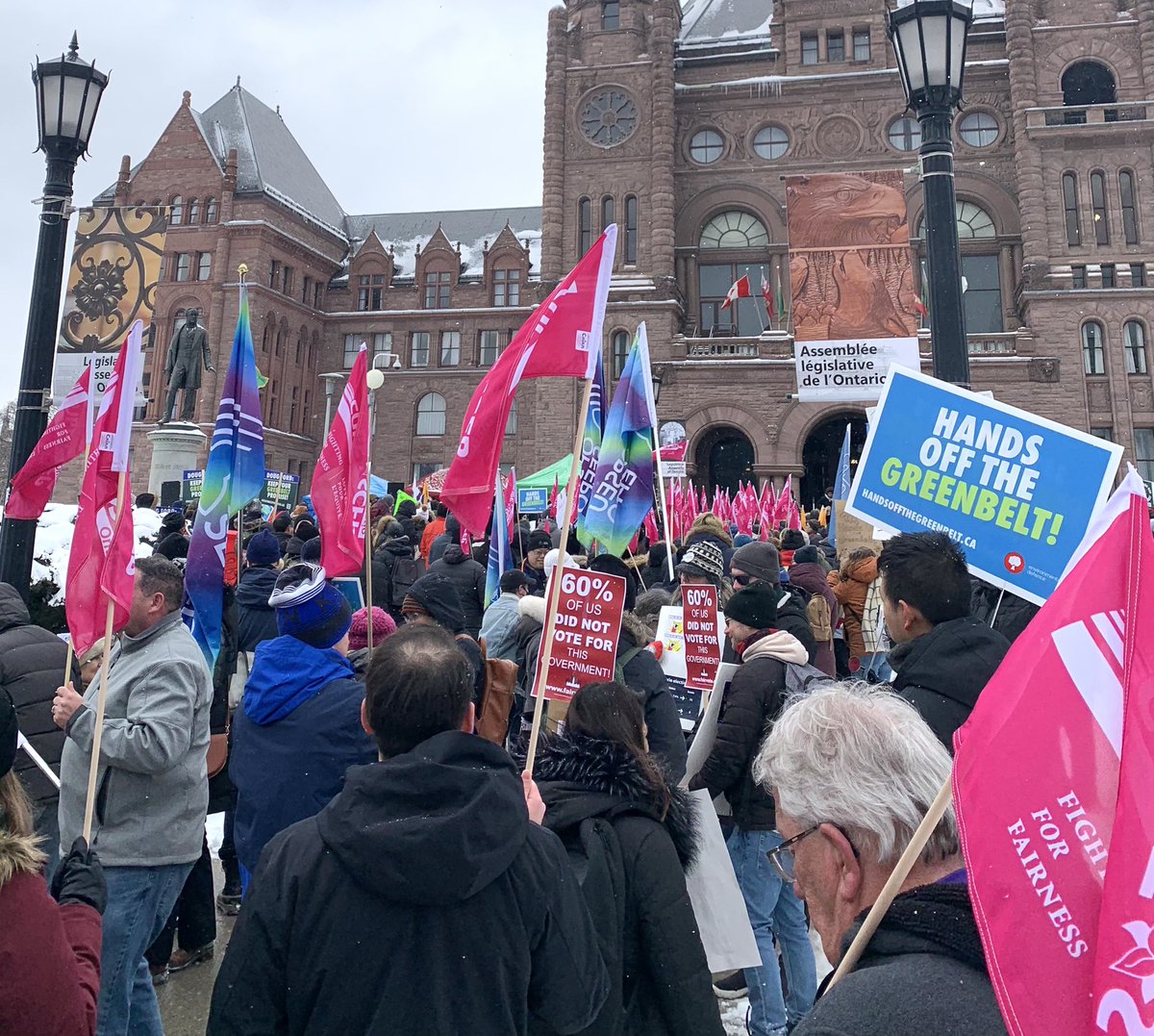 DrKateTO's tweet photo. I don’t often get to carry a lawn sign home on the subway but when I do you best believe it’s a lawn sign calling on Doug Ford to #StopHwy413!
What great energy 💪❄️🧡💚💖
#HandsOffTheGreenbelt #RallySwag
#PeoplePower #WelcomeBackDoug #onted #onpoli #ontlab #SolidaritySaturday https://t.co/MAqlHOb3MA
