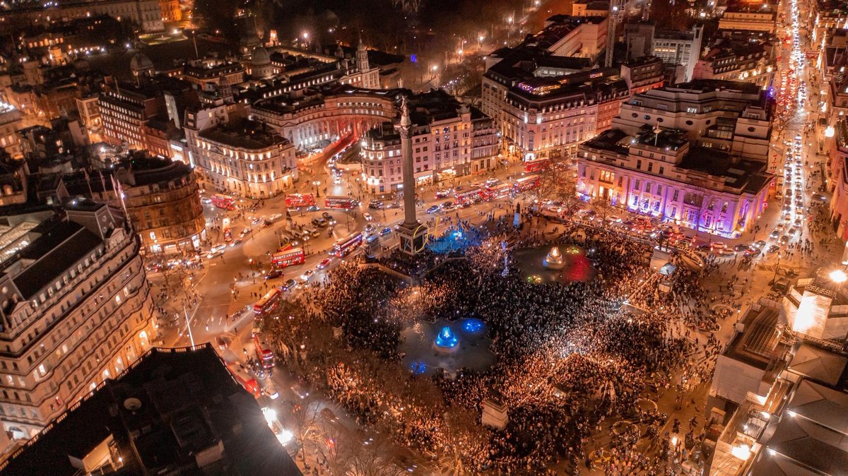 Trafalgar Square this evening, with thanks to Kris Hodgetts for this brilliant picture #nufc