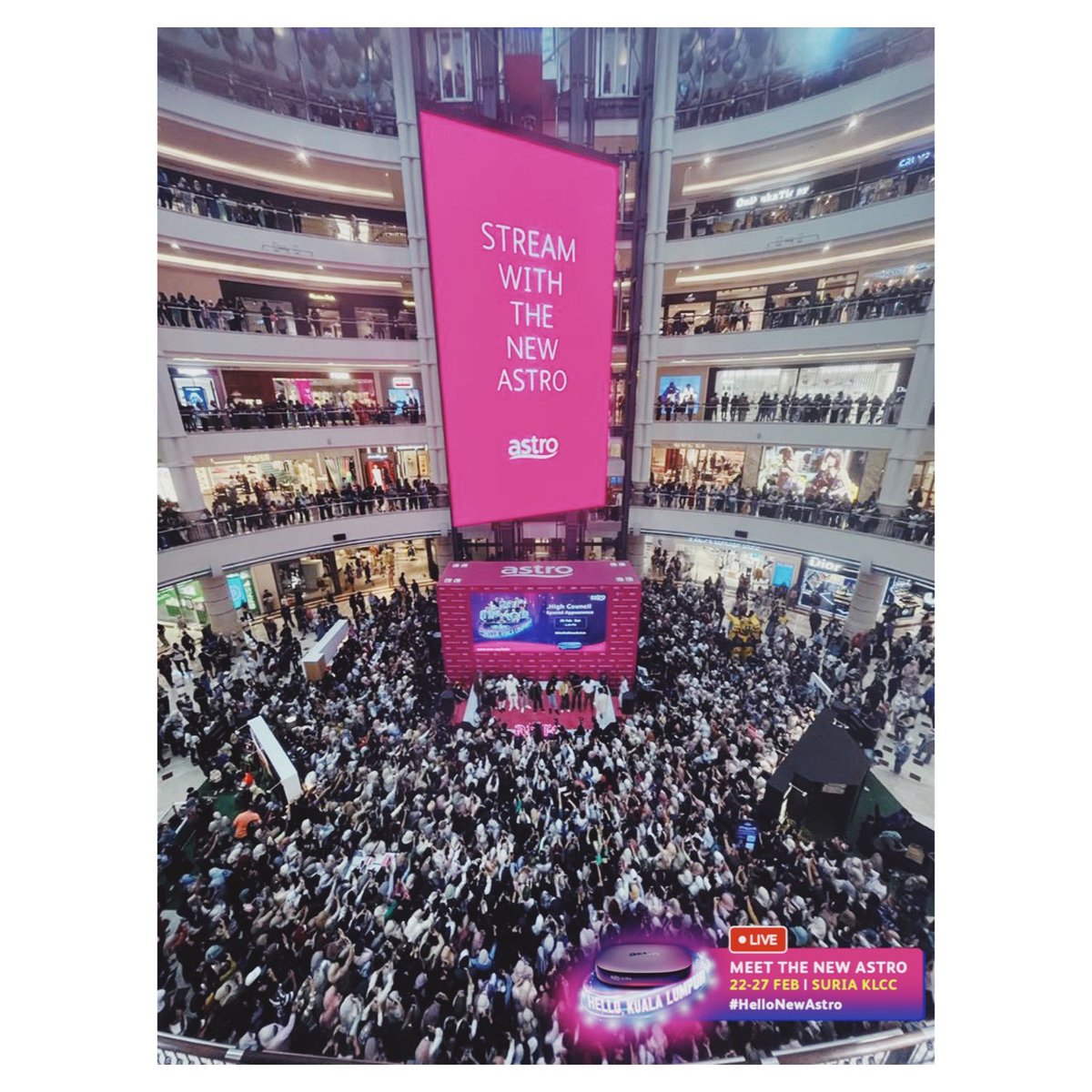 that_weirdgurl's tweet photo. Chaos!
#Hellonewastro #astrofibre #wifikencang #klcc #projekhighcouncil https://t.co/49J03XBzS4