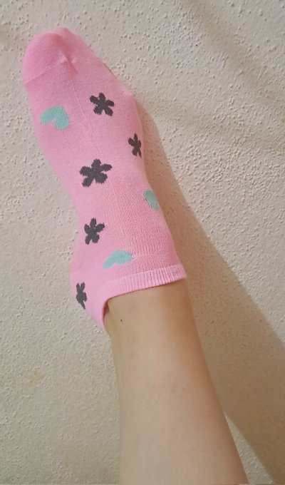 4 pic. Les gusta mis calcetines rosaditos ??
Yo los amo ?

#feetfinder @Feetfinder #feetfethish #feet