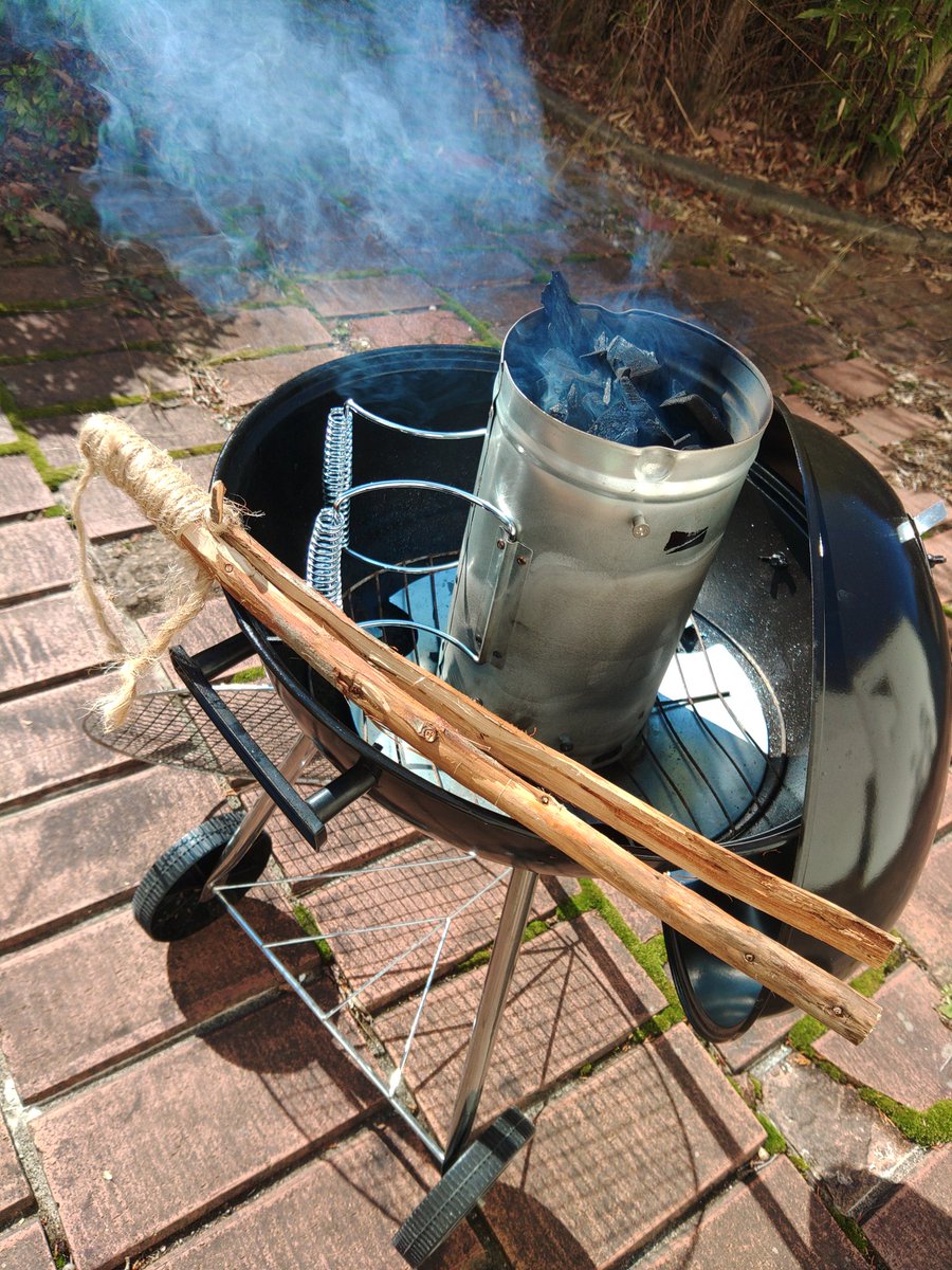 BBQ道具(焼く)は、そろってるのに　火ばさみ　がない！
って時は　そんな時は、そこら辺にあるもので作っちゃえ♪
#先住民の知恵
#生活の知恵
#遊びながら学ぶ 
#ブッシュクラフト
#bushcraft