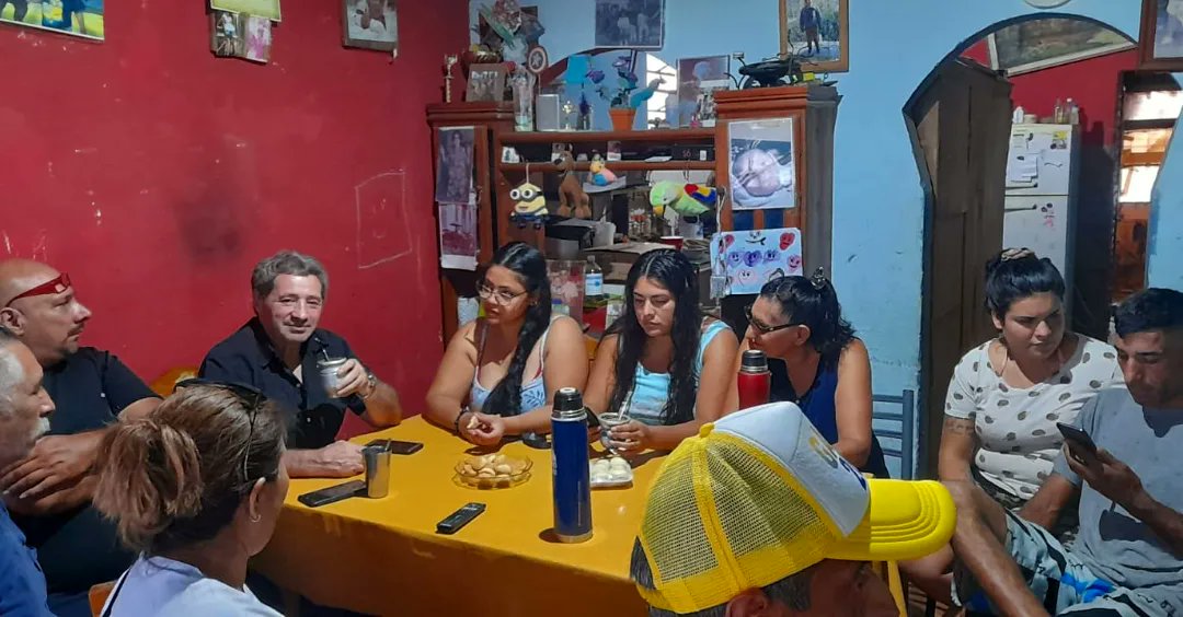 BeronTaxi's tweet photo. #MATEAMOS🧉 con #vecino/as del Barrio de #AltosDeSanLorenzo 👨‍👩‍👧‍👧 hablamos de todo y compartimos una tarde con las familias 😊👍
#juliogarro2023 
#casadelpuebloperonista https://t.co/eIsMjSHVDt