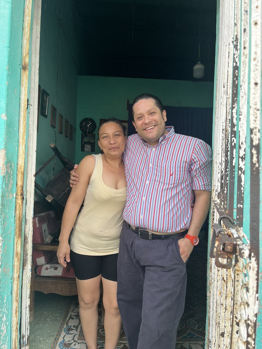 Hoy nos toco caminar casa x casa la col. Atasta en la Calle El Aguila, donde agradezco a cada uno de los vecinos que me recibieron muy bien con las puertas abiertas. La gente quiere caras nuevas y preparadas, nosotros somos esa opción. #ElfuturoesNaranja #ElMovimientodelaAlegria
