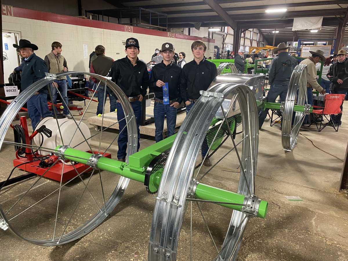 Dr_Chap_TX's tweet photo. 3 blue ribbons by @PalaciosFFA members at the @SanAntonioRodeo Ag Mech Show! There are even 2 @PalaciosAth Sharkettes ⚽️⚽️ Girls in there! #CTEatWork #FearTheFin https://t.co/kN6aQlghP7