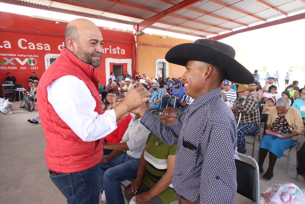 rigofuentes's tweet photo. El programa PRImero para escuchar y ver mejor del PRI Nacional, beneficia a nuestros hermanos de clase del ejido #LaFlor. La secretaria de Gestión Social, Sara Rocha, entregó 50 pares de lentes y 13 aparatos auditivos.
¡Enhorabuena! https://t.co/oXrPd1aM7j
