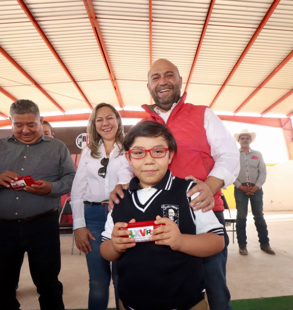 rigofuentes's tweet photo. El programa PRImero para escuchar y ver mejor del PRI Nacional, beneficia a nuestros hermanos de clase del ejido #LaFlor. La secretaria de Gestión Social, Sara Rocha, entregó 50 pares de lentes y 13 aparatos auditivos.
¡Enhorabuena! https://t.co/oXrPd1aM7j
