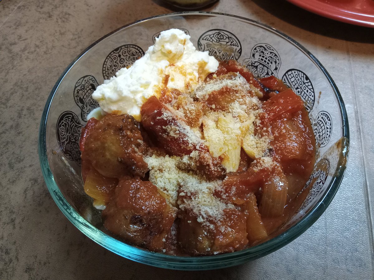 Zera77's tweet photo. Had a very good and productive day! Made sauce this morning then chores, exercise, homework and lots of good music. Even got a few episode of Andor in on breaks. Topped it off with beyond sausage and peppers over pasta for dinner.
🥫📖🚴♀️🎶🍝
#veggiecooking #gradlife https://t.co/fRm7be8RHR