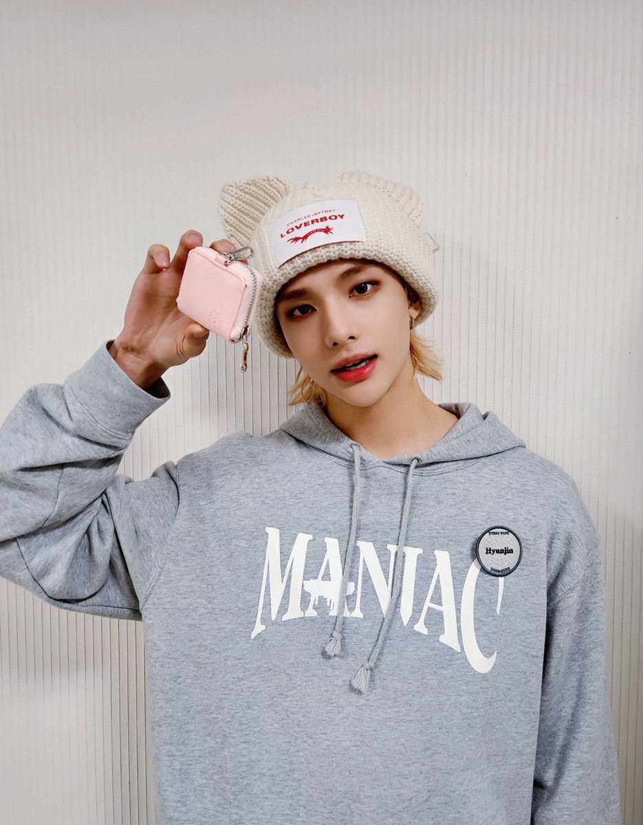 hyunjin with his self designed airpod case, he is so cute❣️