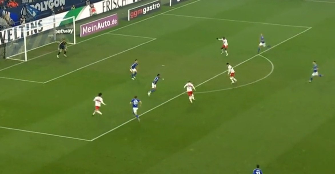 Kleines Stürmer 1x1: Tu vor dem Tor immer das Gegenteil von dem, was Chris #Führich tun würde. 

Im Ernst: Das ist aktuell unser gefährlichster Offensivspieler, einfach nur, weil er es immerhin versucht. #Dias braucht Platz und #Silas optimale Position ist aktuell die Bank.