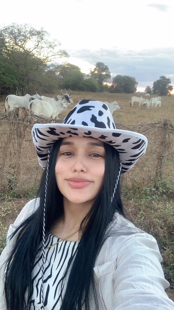 ᗰᗩᖇIE💀 on Twitter "Con el ganado 🐮"