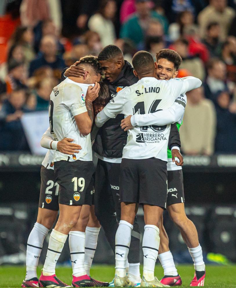 RubenBaraja's tweet photo. En un día muy especial para mí,  los jugadores con su trabajo y la afición con su fuerza, UNIDOS, sacaremos esto adelante como hoy ha ocurrido. Es la prueba de que queda mucho pero éste es el camino. AMUNT! 🦇 https://t.co/eaII8O1Kjx