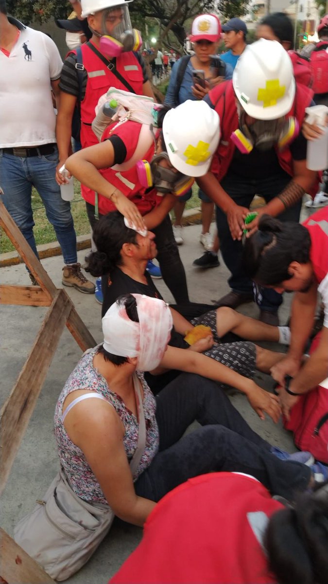 cnddhh's tweet photo. 🚨 URGENTE 
La @PoliciaPeru agrede a personas que se manifestaban pacíficamente a la altura de la #Contraloría, Centro de Lima. Se reportan varios heridos. La @PoliciaPeru no puede hacer uso innecesario ni excesivo de su fuerza ¡Basta de abuso policial!
#ProtestarEsUnDerecho https://t.co/eqrfoUEvyU