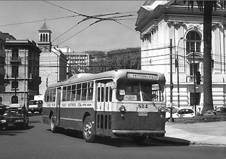 Los primeros trolebuses llegaron a Valparaíso en el vapor Aconcagua el año 1947, uno de ellos fue exhibido en la plaza Sotomayor el día 26 de febrero. El 814 es el más viejo, todavía en estado original y operativo, (CX2349). Monumento Nacional desde Marzo de 2003.