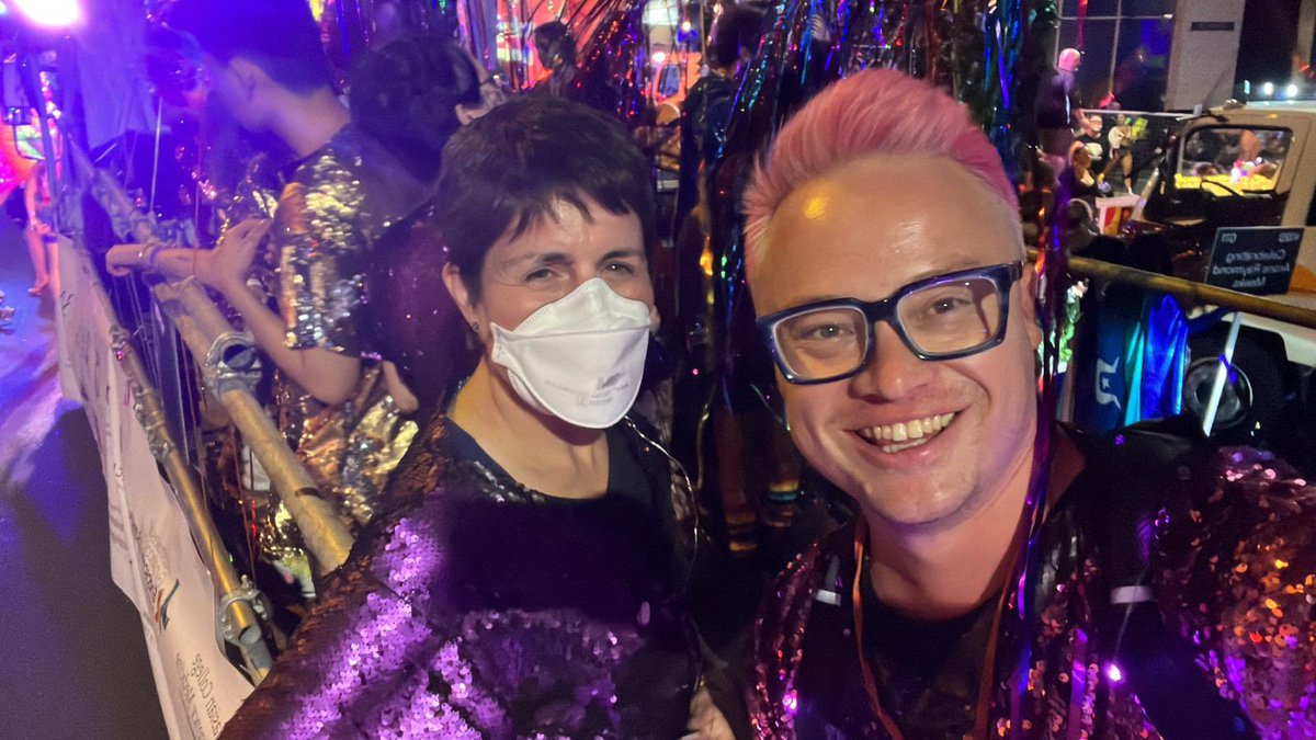 Dr Sarah Rennie from @RACSurgeons with RANZCR’s Clin A/Prof Glen Lo on the #PrideInMedicine float!  

#RANZCR #SydneyWorldPride @g13nl0