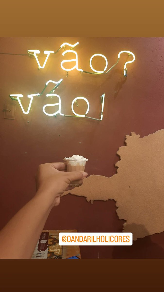 gyseli's tweet photo. Ainda bem que existe bebida alcoólica se não estaria com depressão profunda https://t.co/3fcrJ6qzb1
