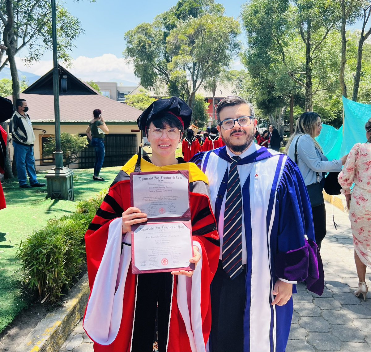 Un orgullo estar en la graduación de PhD de <a href="/sagaciro/">Sara Cifuentes (she/her)</a> en la <a href="/USFQ_Ecuador/">Universidad San Francisco de Quito</a> la 5ta doctora en microbiología del <a href="/IMUSFQ/">Instituto Microbiología USFQ</a> y mi 1era PhD como Director. Al fin pude usar mi toga del Imperial College 🤓