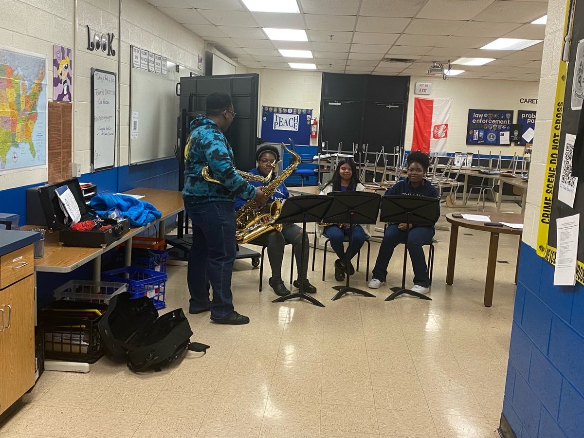 NAAWS_Music's tweet photo. The LaVergne HS band program held its 6th Annual Concert Band Camp today, and NAAWS members Destin Miller (saxophones) and Daynah Charlow (flutes) served as guest clinicians, providing 1-on-1 instruction to the students to help prepare for their Concert Performance Assessment. https://t.co/XdeJCjFDfa