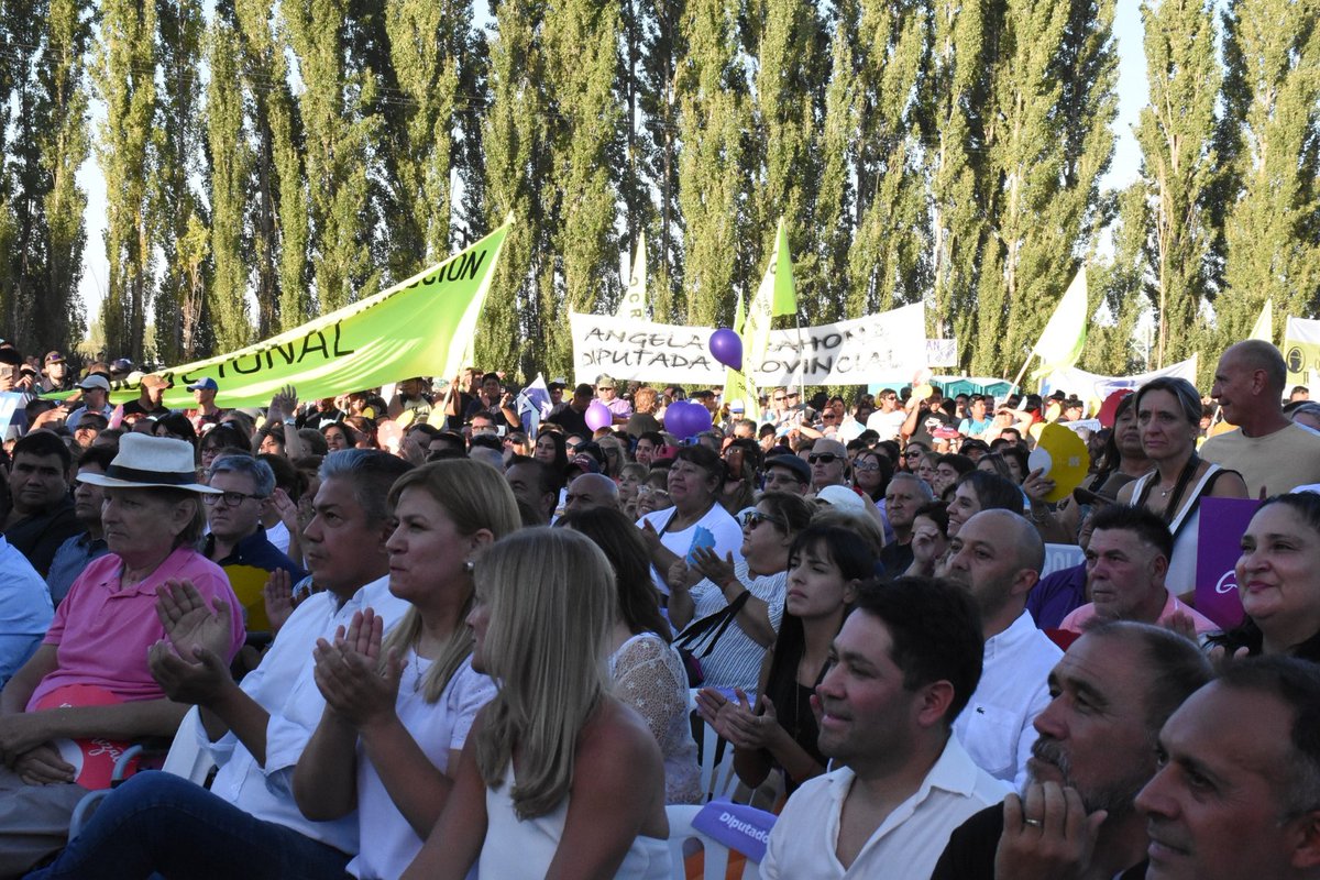 🤜🤛 Ayer más de 10 mil neuquinos y neuquinas que creen en #ElPoderDeLosAcuerdos nos encontramos con la convicción de que   habrá un antes y un después del #16DeAbril 

🤜🤛 Estamos #ProyectandoFuturo con propuestas políticas nutridas por distintos espacios políticos.