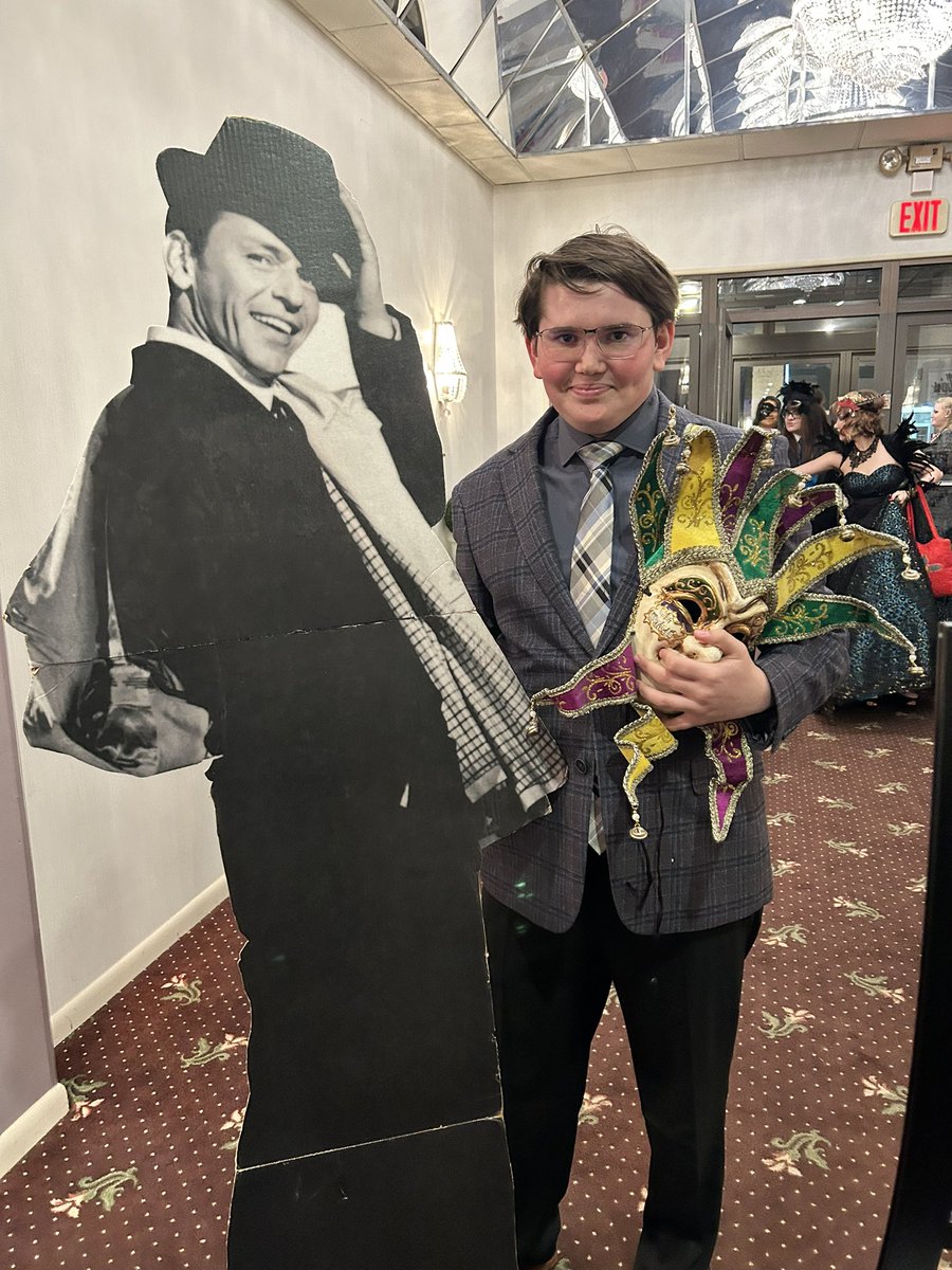 Prom is underway <a href="/TheGovSchl/">GSA</a> #masquerade