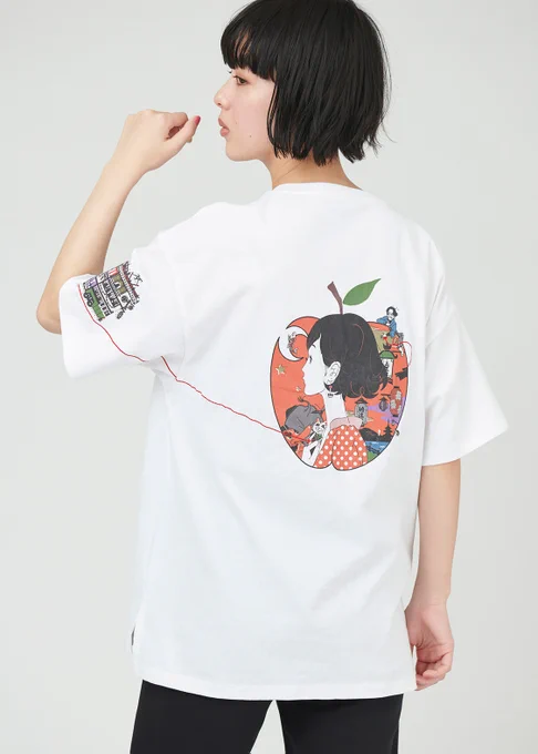 【夜は短し歩けよ乙女|ビッグシルエットTシャツ】森見登美彦『夜は短し歩けよ乙女』文庫カバーイラスト。第1弾コラボワンピからリクエストが多くTシャツ化。夜を見上げる黒髪の乙女の小指に結ばれた赤い糸は実際の刺繍で肩にある李白の三階建電車まで繋がっています。 