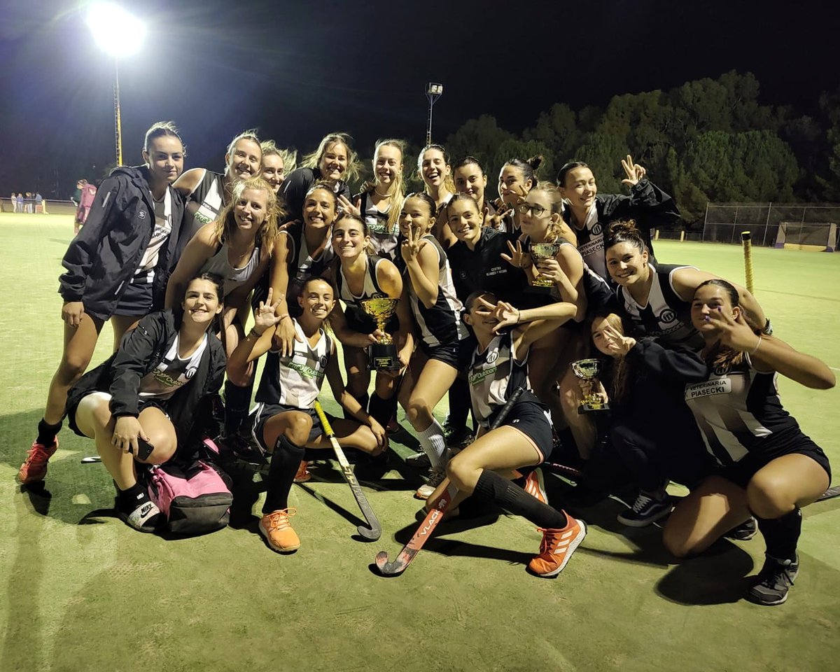 CenBlancoYNegro's tweet photo. #HockeyDamas 🏆 ¡El verano tiene los colores del Decano! 

Blanco y Negro le ganó el clásico a D. Sarmiento por 3 a 1 y se coronó campeón del  torneo Preparación de 1era división.

¡Felicitaciones a nuestras chicas y cuerpo técnico por este gran inicio!

#DaleNegro ⚪🖤⚪ https://t.co/3nwAKKy9jl