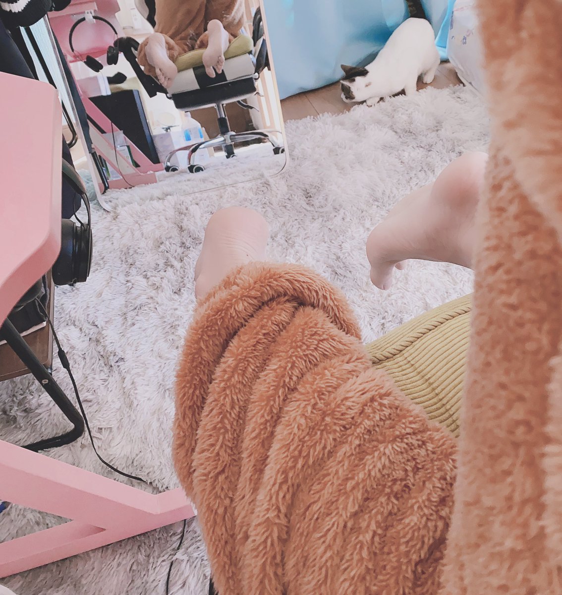 nineninesama's tweet image. 可爱小熊露出脚底给你看捏
#裸足 #足控 #裸足裏