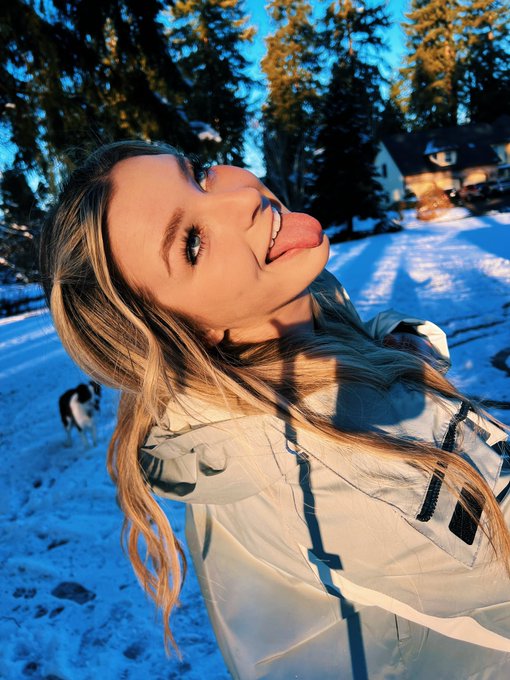 Yodie and I love the snow ❄️ https://t.co/AqTQNyoW7Z