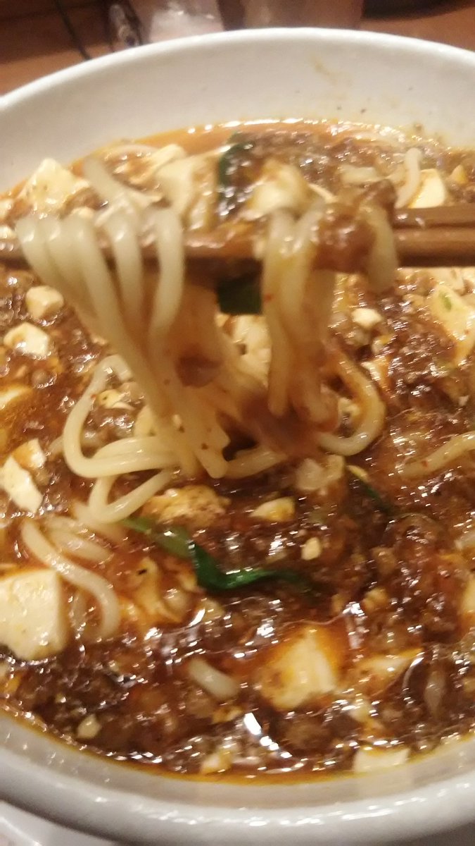 rousokuya105's tweet photo. 「久し振りだから楽しみです」
「ワクワクして待ってました」嬉しいお言葉です。
出番を待つ豆腐達も早く会いたくてワクワクしています。こだわりの味をこだわりの食べ方でお楽しみください。街も少しずつ煌めいてきました。春はすぐそこです。
#ラー活  #銀座ラーメン  #ラーメン倶楽部 #東京グルメ https://t.co/NwFRzSLjtF