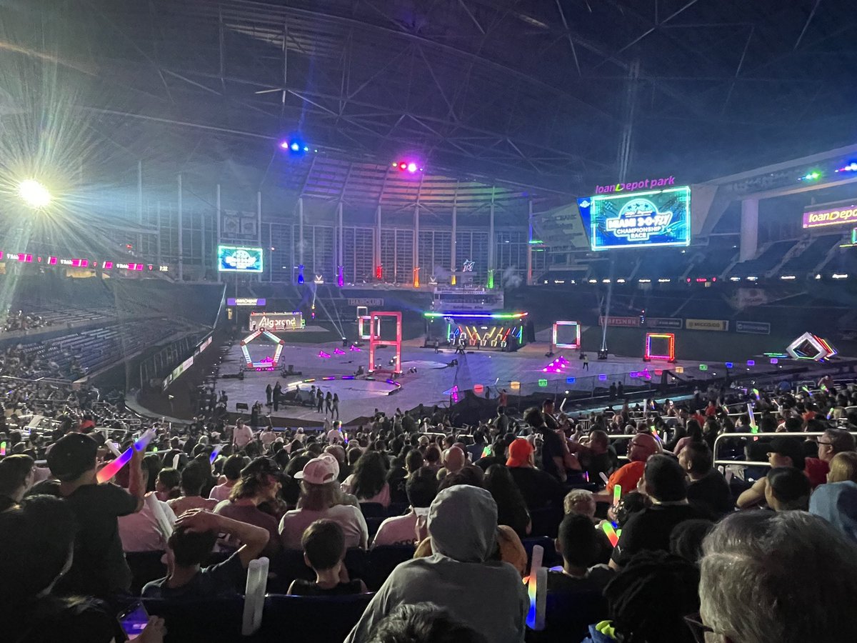 JCVazquez6's tweet photo. Great turnout here @loanDepotpark for the @DroneRaceLeague championship! M-DCPS STEM leaders all over the place! https://t.co/mzhTFXoqdd