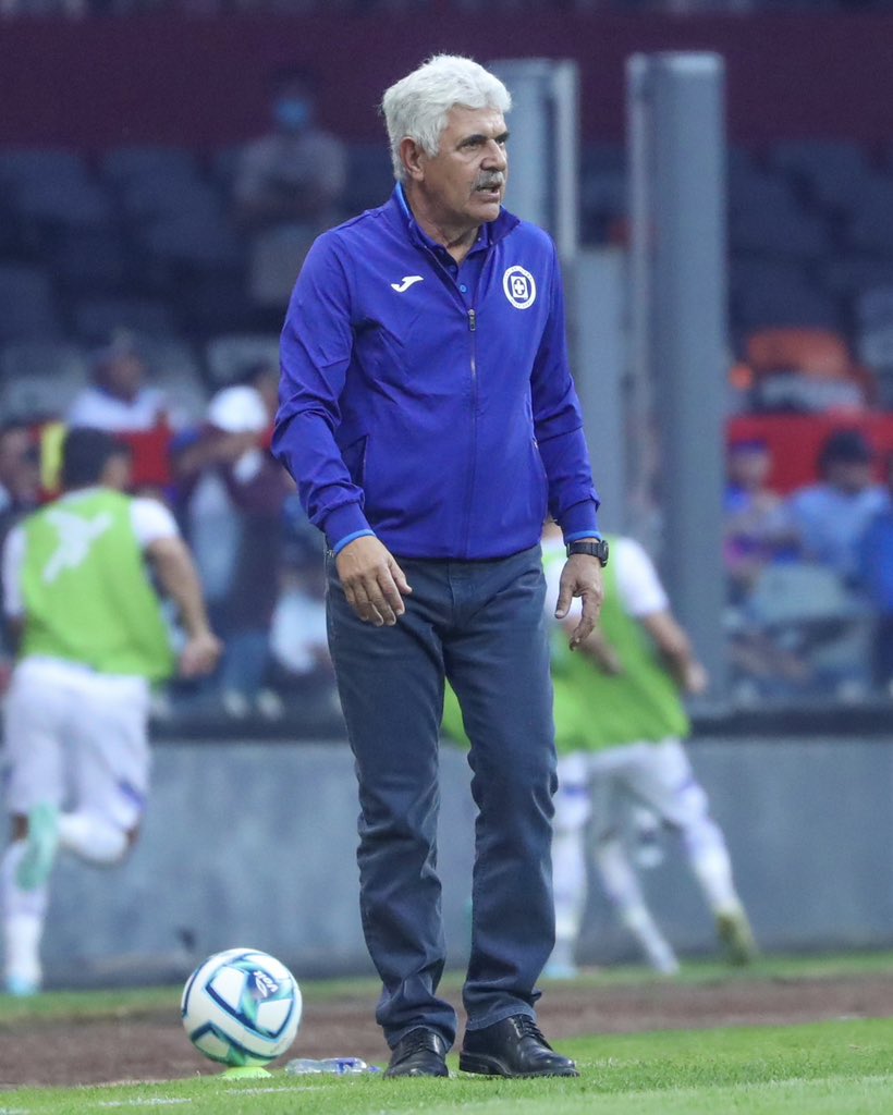 Primeros minutos en el banquillo celeste. 👨🏻💙