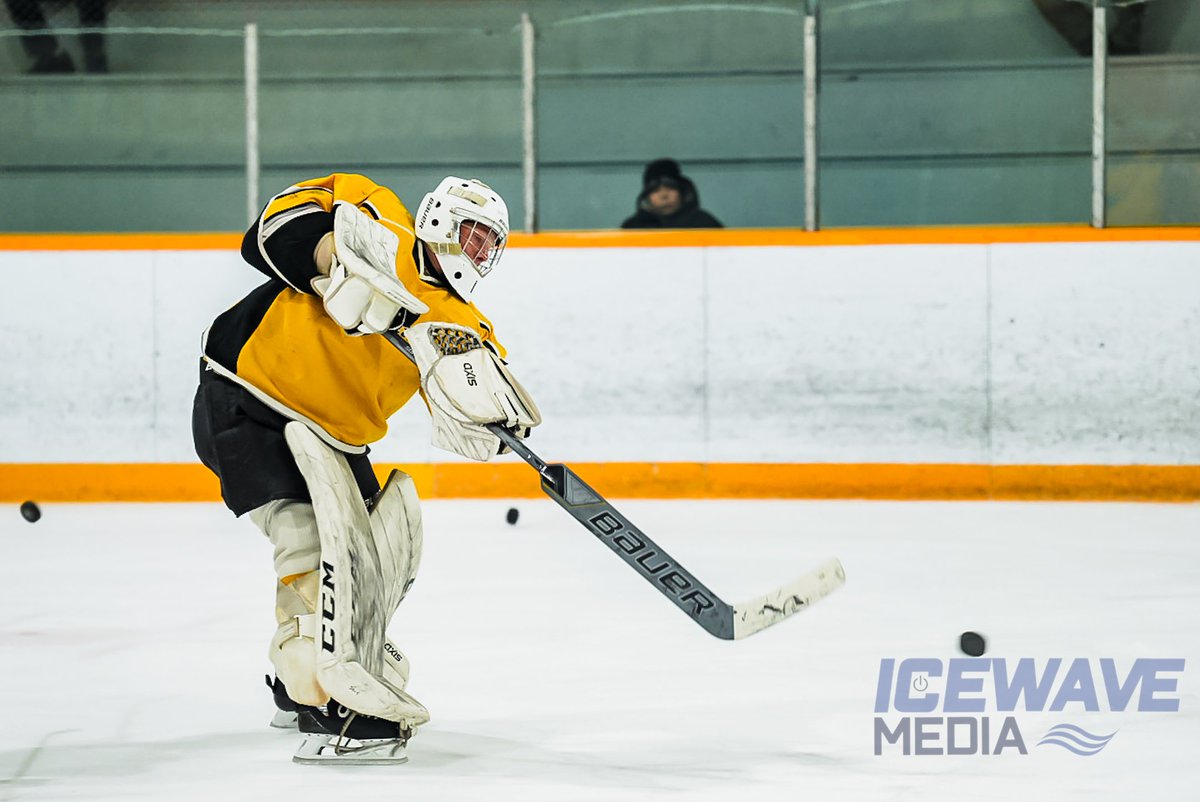 r_thomson_photo's tweet photo. #Warmies are done. T minus 10 minutes to puck drop at game 3 of the @ArborgDawgs vs @NorthWinnipeg in the @CRJHL_Official playoffs

@IceWaveMB https://t.co/fSXIFL1DMo