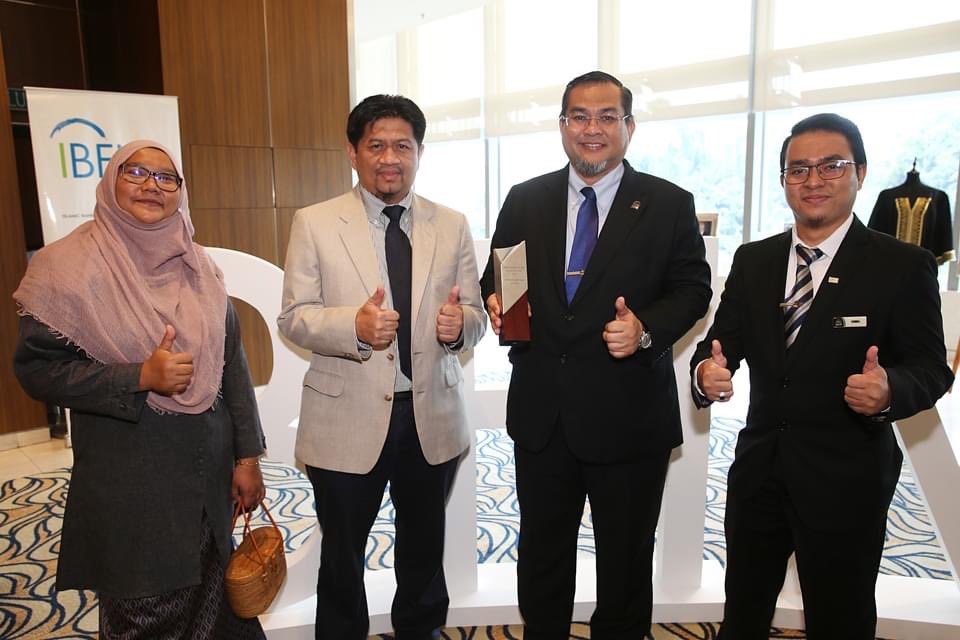 usim's tweet photo. USIM melalui Fakulti Ekonomi dan Muamalat telah menerima IBFIM Outstanding Industry Collaboration Award (IOIC) yang disampaikan oleh YBhg Tan Sri Dr. Mohd Daud Bakar bersempena 4th IBFIM Certification Conferment Ceremony di Bank Rakyat Convention Centre Kuala Lumpur.
#FEMUSIM https://t.co/Jrtncl6ZHt