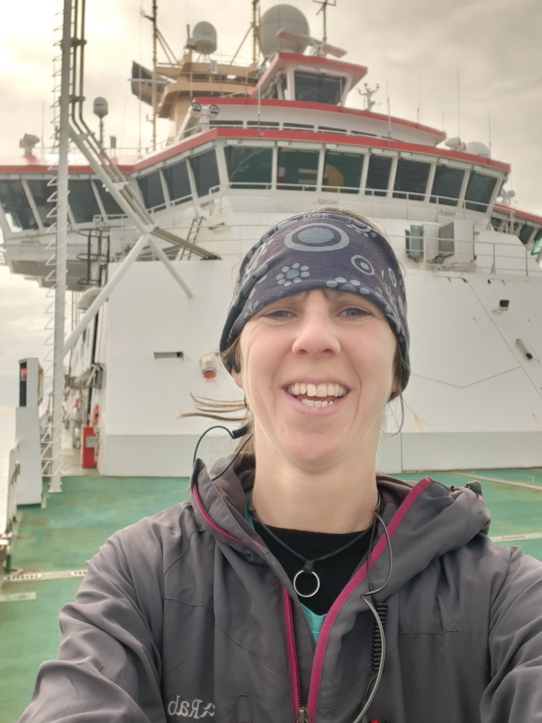 Oceans_Anna's tweet image. Some cracking views for helideck running here on #RRSSirDavidAttenborough. Perfect use of the helideck :) #SDAScience