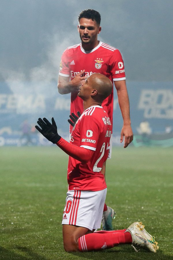 PP_OGDL's tweet photo. ⏲️🦅 #VFCSLB #LigaPortugalBwin 🗒️ finais:
▪️ Super João Mário ultrapassa Ramos no 🔝 dos goleadores da 1.ª Liga
▪️ Muito trabalho para Tino+Aursnes+João Mário+David Neres no meio-campo com e sem bola
▪️ Preocupação pela saída de Chidane por lesão muscular🚑
▪️ ✌️👌
#RumoAo38 https://t.co/XXvgQ6Q0Z0