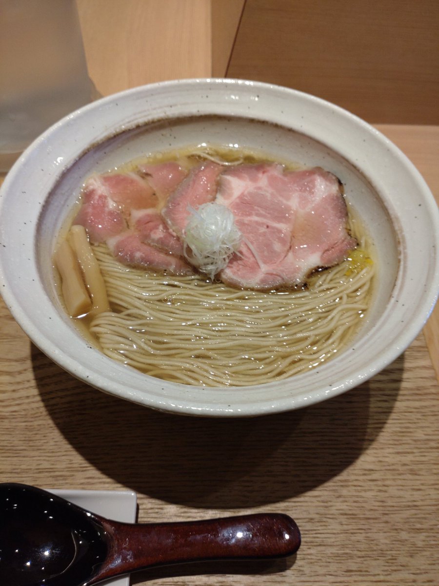 MS__TECH's tweet photo. 広島県三原市にある
「塩そば　まえだ」の塩そばです。ほぼラーメンですがラーメンではないんですね。
ミシュランに載ってそうな上品な味です。ぜひ行ってみてください。

#広島県
#三原市
#塩そば
#まえだ
#ラーメン https://t.co/oui68XpUo4