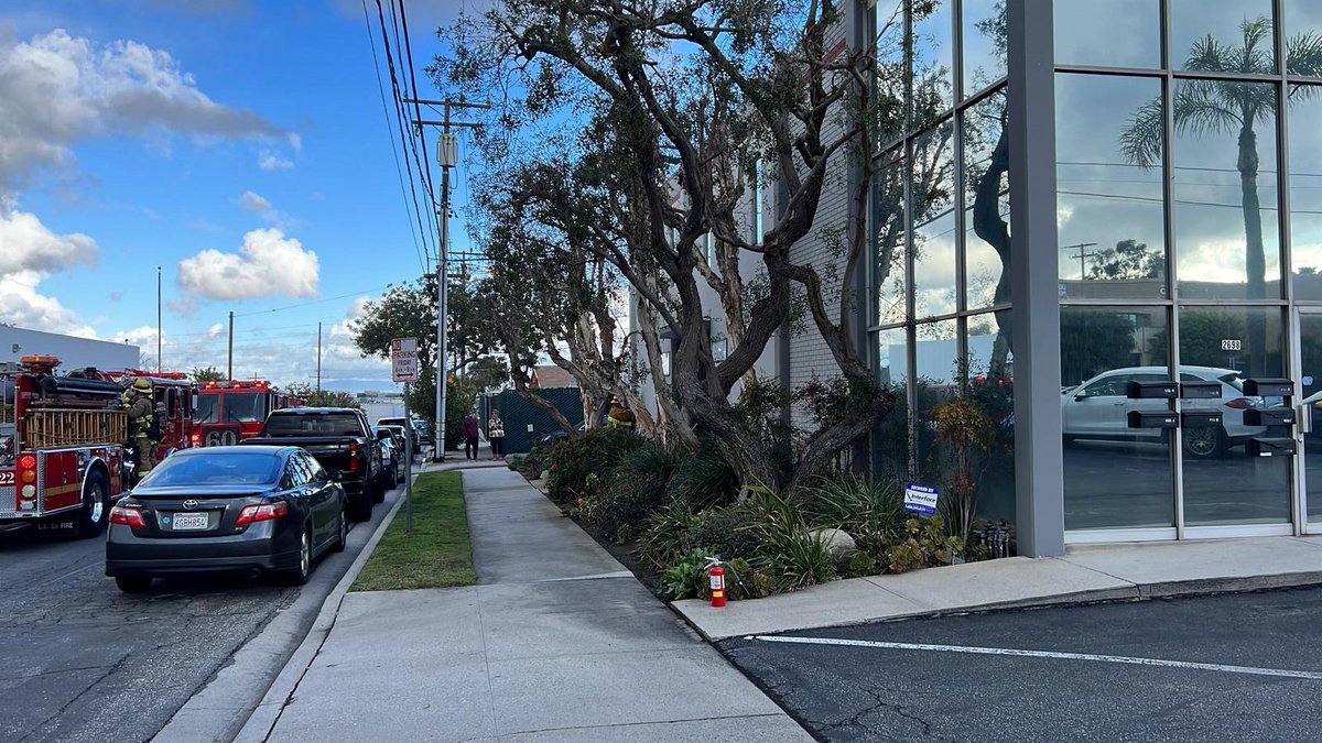 BttLong's tweet photo. Thank you to everyone who expressed concerns re the fire in the unit at the end of our complex on Thursday afternoon. 🙏 LA County Fire #SignalHill evacuated &amp; quickly responded to the fire.🔥🚒 Our late afternoon &amp; PM classes were cancelled but we were back in Fri morning! 👊 https://t.co/GXZJG1fNWS