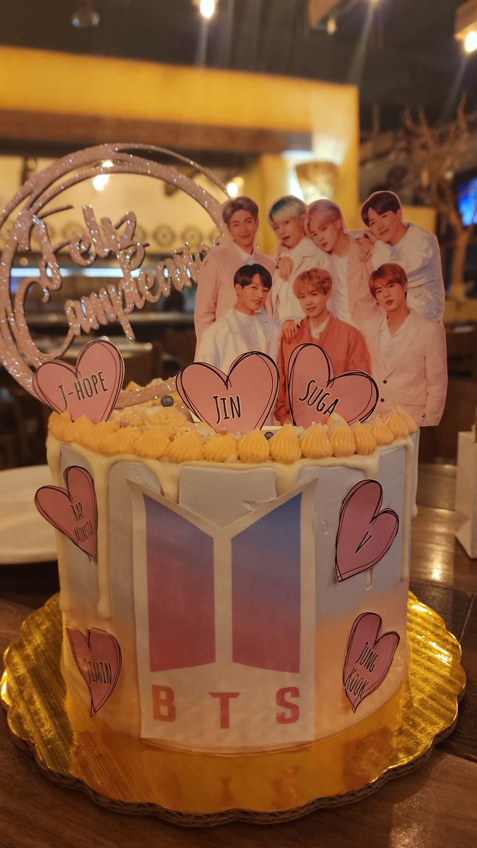 JKookLiz's tweet photo. I'm in love with my bday cake โค๏ธ #BTS #BTSArmy #BTScake @bts_bighit @BTS_twt https://t.co/RgS6rKkyKP