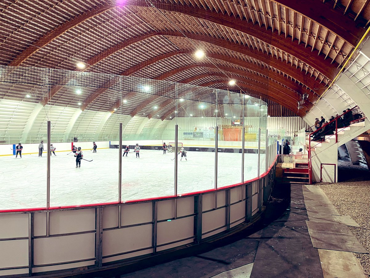 Krista_B_85's tweet photo. Don’t sleep on hosting a tournament in Fillmore. Ticked all the boxes - tractor zamboni, crock pot onions and an old curling rink turned unreal mini stick area. Maybe some mild frostbite but the kids had a blast all day in this old barn. 15/10. https://t.co/3rLoTgoRcd