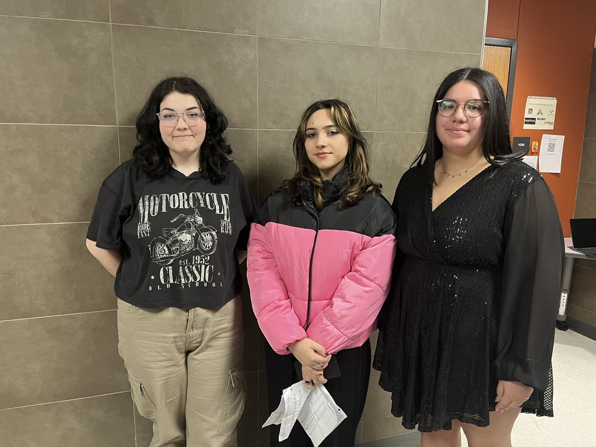 CantonHSChoir's tweet photo. So proud of our CHS choir students today competing at West Mesquite HS Solo/Ensemble!                                                      19 solo medals 
16 ensemble medals 
34 medals 
25 going to state
Ty to Mrs Priest our accompanist!🎹 https://t.co/mU9kxafE98