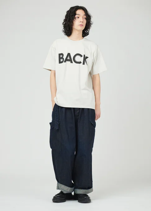 【フィードバックファイル 2|Tシャツ】ASIAN KUNG-FU GENERATIONのアルバム『フィードバックファイル 2』のジャケイラスト。大きな信号を持って車を停めている大胆な赤が象徴的な絵がポラロイド風に。フロントは女性の服と同じ「BACK」のロゴ。 
