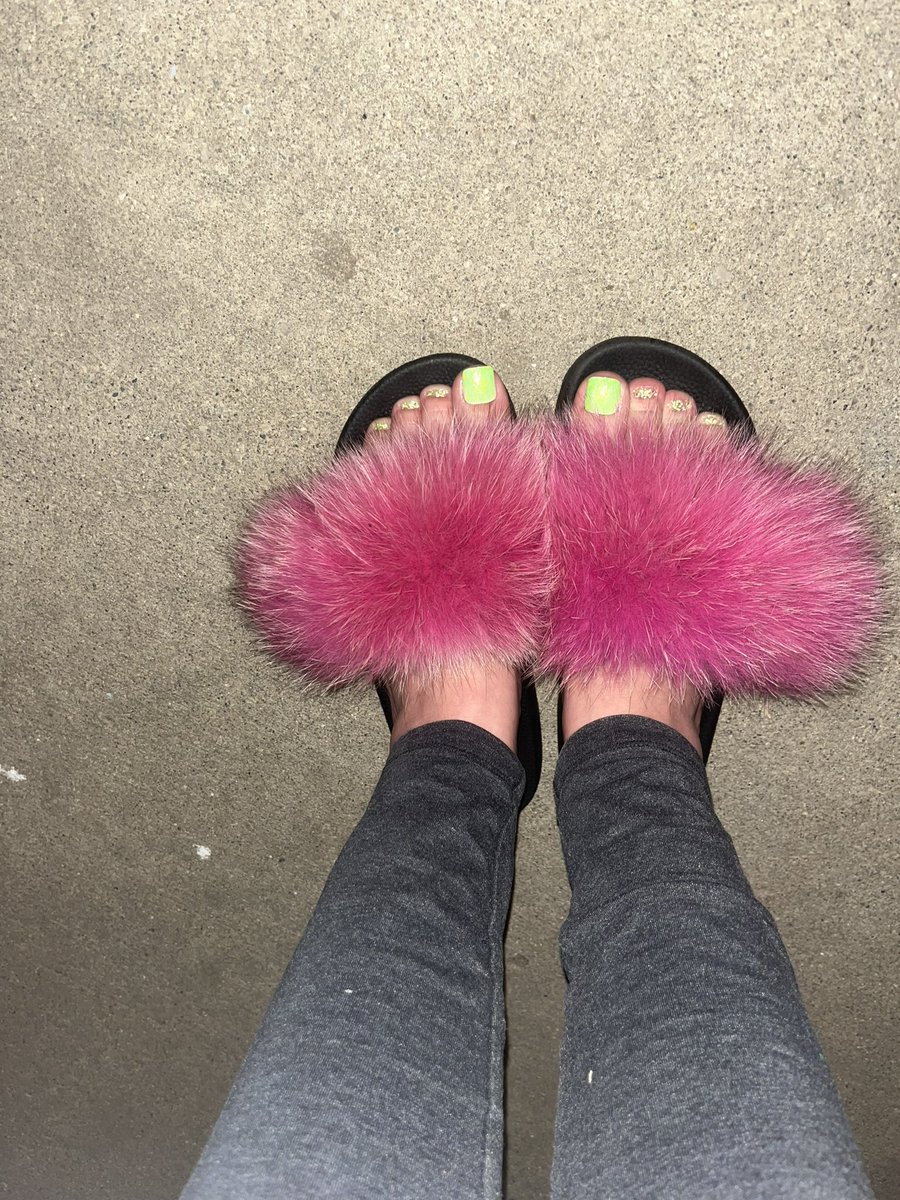 Tuesday_98's tweet photo. Tell me my friend’s flops aren’t such a mooooood #feet #feetpic #selling_content #cute #green #fuzzy #flipflops #foot #toes #pedicure #SellingContent https://t.co/tt2kEvdTwO