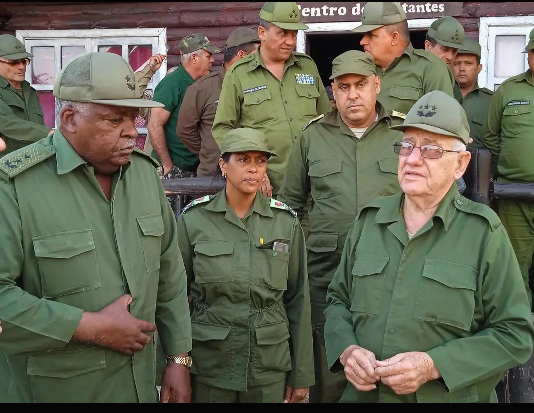 EjrcitoOrienta1's tweet photo. Los combatientes del Ejército Oriental junto al Viceministro Primero de las FAR y  las principales autoridades del territorio buscan alternativas para sofocar el  #IncendioEnPinares de Mayarí. https://t.co/JoFH83E2ma