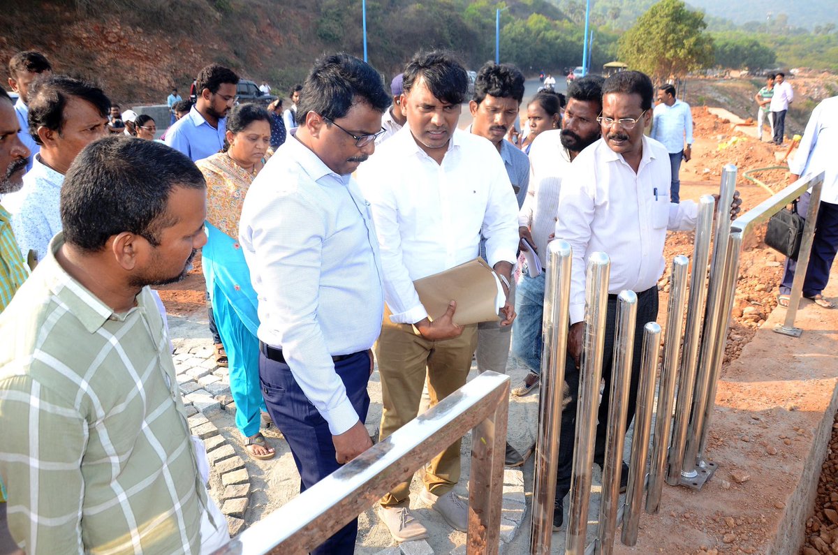updatesofvizag's tweet photo. #GVMC Commissioner Raja Babu inspected the beach road from #Visalakshi nagar to #Radison hotel. Instructed officials to beautify the #Seethakonda View Point.
#Vizag
#AndhraPradesh
#SwachhSurvekshan2023Visakhapatnam
#VisakhaSwachhSankalpam
#VizagSaysNotoPlastic https://t.co/rxhcUQRFRI