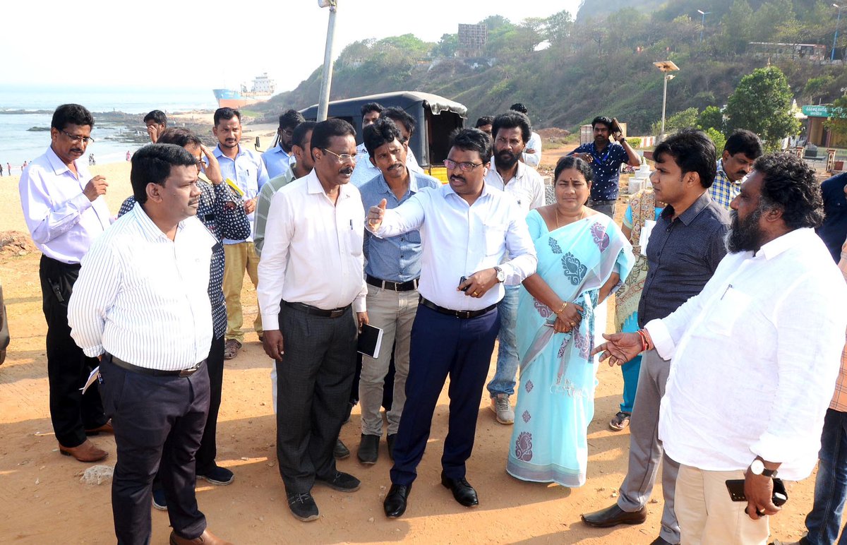 updatesofvizag's tweet photo. #GVMC Commissioner Raja Babu inspected the beach road from #Visalakshi nagar to #Radison hotel. Instructed officials to beautify the #Seethakonda View Point.
#Vizag
#AndhraPradesh
#SwachhSurvekshan2023Visakhapatnam
#VisakhaSwachhSankalpam
#VizagSaysNotoPlastic https://t.co/rxhcUQRFRI