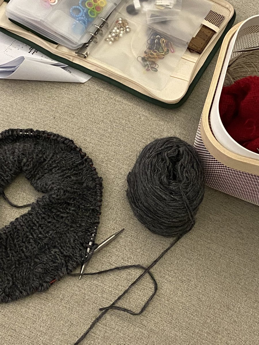 danee_knit's tweet photo. 뜨개 시작하고 내옷은 처음인듯 
프로 선물러라 맨날 엄마꺼 아빠꺼 남편꺼 애기꺼 뜨고 최근에는 텔마 스카프 친척 어르신들꺼 뜨다가 (아직 4개 더떠야함..…) 문어발로 걸쳐둔거 잡았땈ㅋㅋㅋㅋ역시 내옷이 제일 재밌구나!!!!ㅋㅋㅋㅋㅋㅋㅋㅋㅋ https://t.co/gvT3EB3MpY