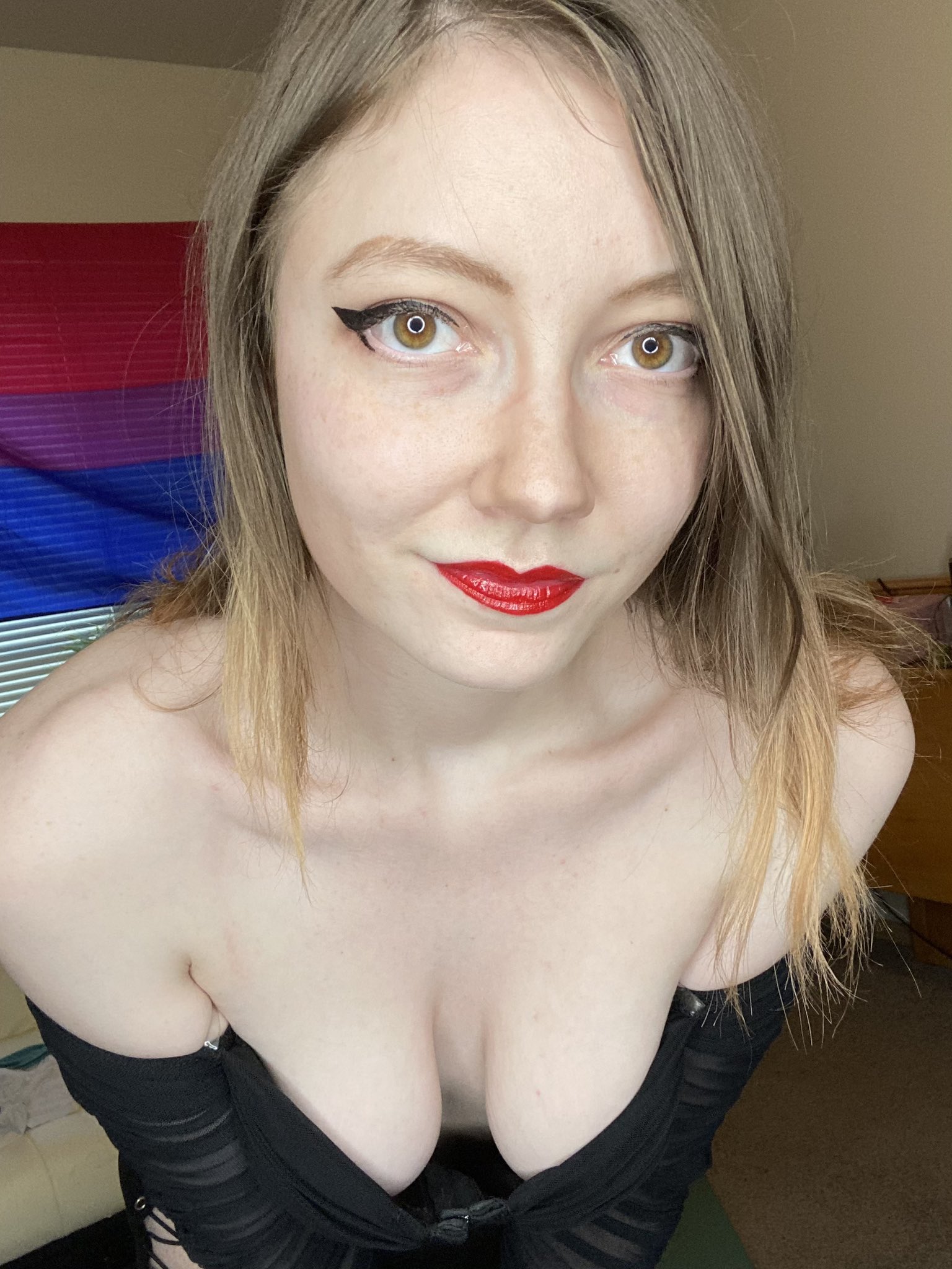My lips aren’t the only the thing that’s red 😘 #allnatural #allnaturalbeaute #allnaturalwoman #boobs #CleavageForDays #CuteGirl #GingerHair #goth #gothgirl #gothic #bigtitgothgirl #gothicmommymilkers #model #selfie #smokinhot https://t.co/vWqIX3vkfq
