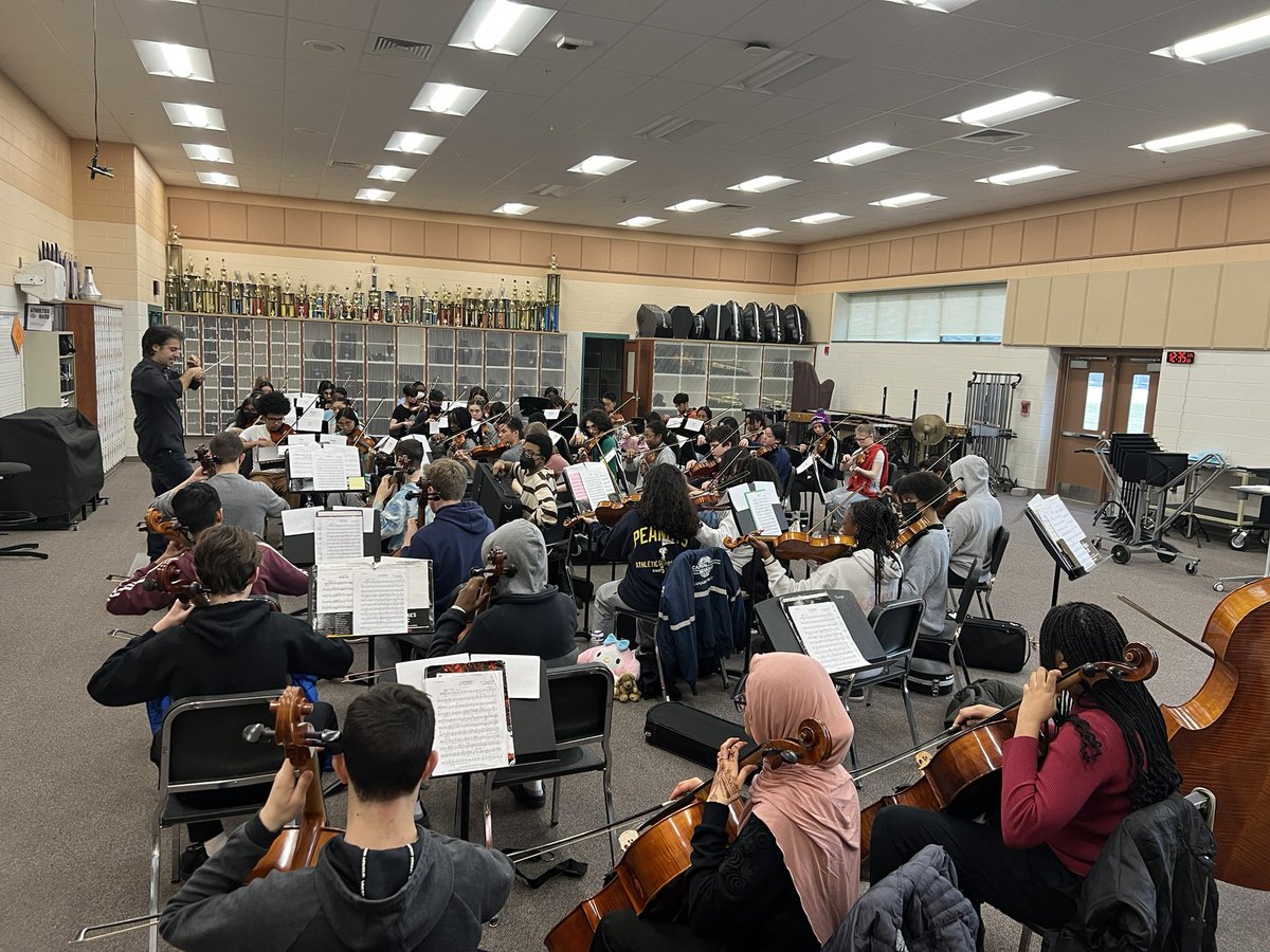 Atholton Orchestra students were back at it again this weekend at the 2023 AHS Winter Orchestra Workshop. What a fantastic way to spend a Saturday - making music with, and learning from some amazing visiting artists. Bravo to all!
